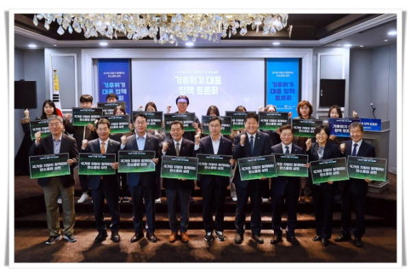 11인1. 태백시, 국가–지방 기후위기 대응 정책 토론회에서 ‘무탄소 청정에너지 전환’ 3대 프로젝트 발표 (2).JPG