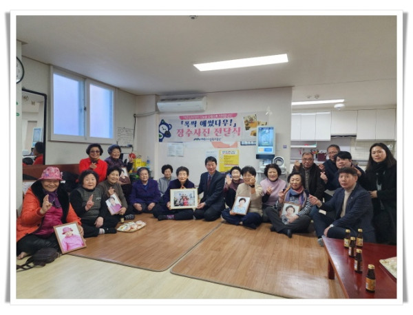 11인7. 태백시시설관리공단, ESG 경영 실천 「폭싹 애썼다우!」 장수사진 전달 행사 개최 (2).jpg