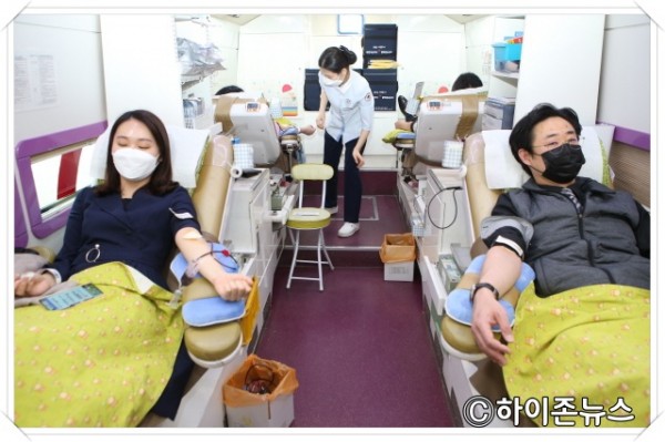 batch_[크기변환]강원랜드 직원들이 25일 혈액 수급난 극복을 위해  고한읍 일대에서 진행된 헌혈 캠페인에 동참하고 있다(2).jpg