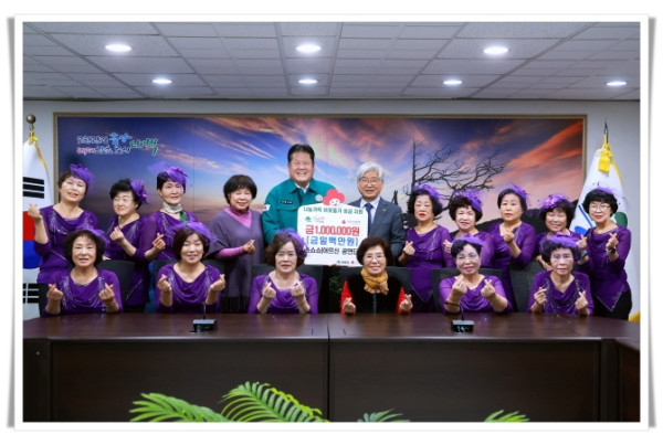 11인3. 쇼쇼쇼(실버예술단), 저소득층 위해 공연 수익금 100만 원 기부.JPG