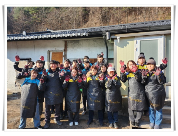 hi113. 한국수자원공사 태백권지사·물사랑여성회, ‘따뜻한 한반도 사랑의 연탄 나눔운동’ 성금 200만 원 기탁 및 연탄봉사 실시 (2).jpg